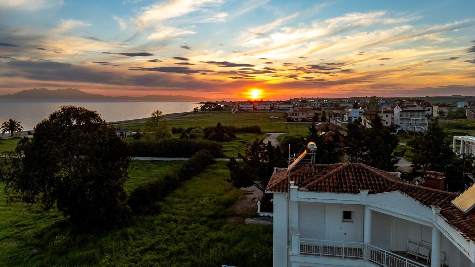Nafsika Suites (Adults Only) Неа Мудания Екстериор снимка